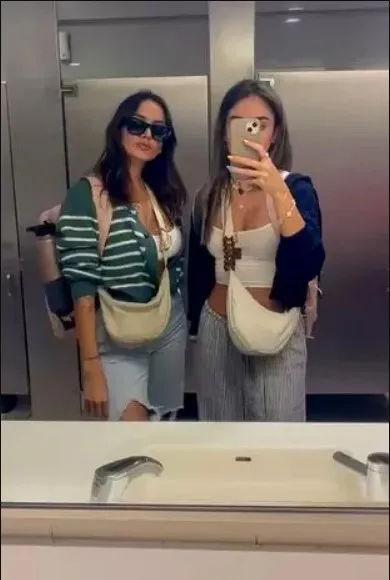 Женщин выгнали из самолета за одежду Женщин выгнали из самолета за одежду