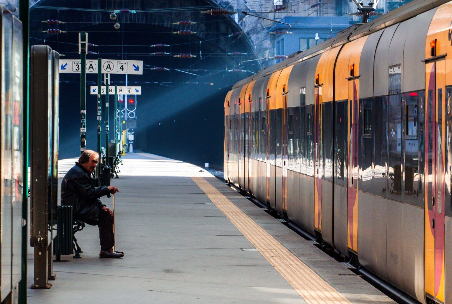 Поезд с депутатами Европарламента "хаотично" эвакуировали после непонятного взрыва Поезд с депутатами Европарламента "хаотично" эвакуировали после непонятного взрыва