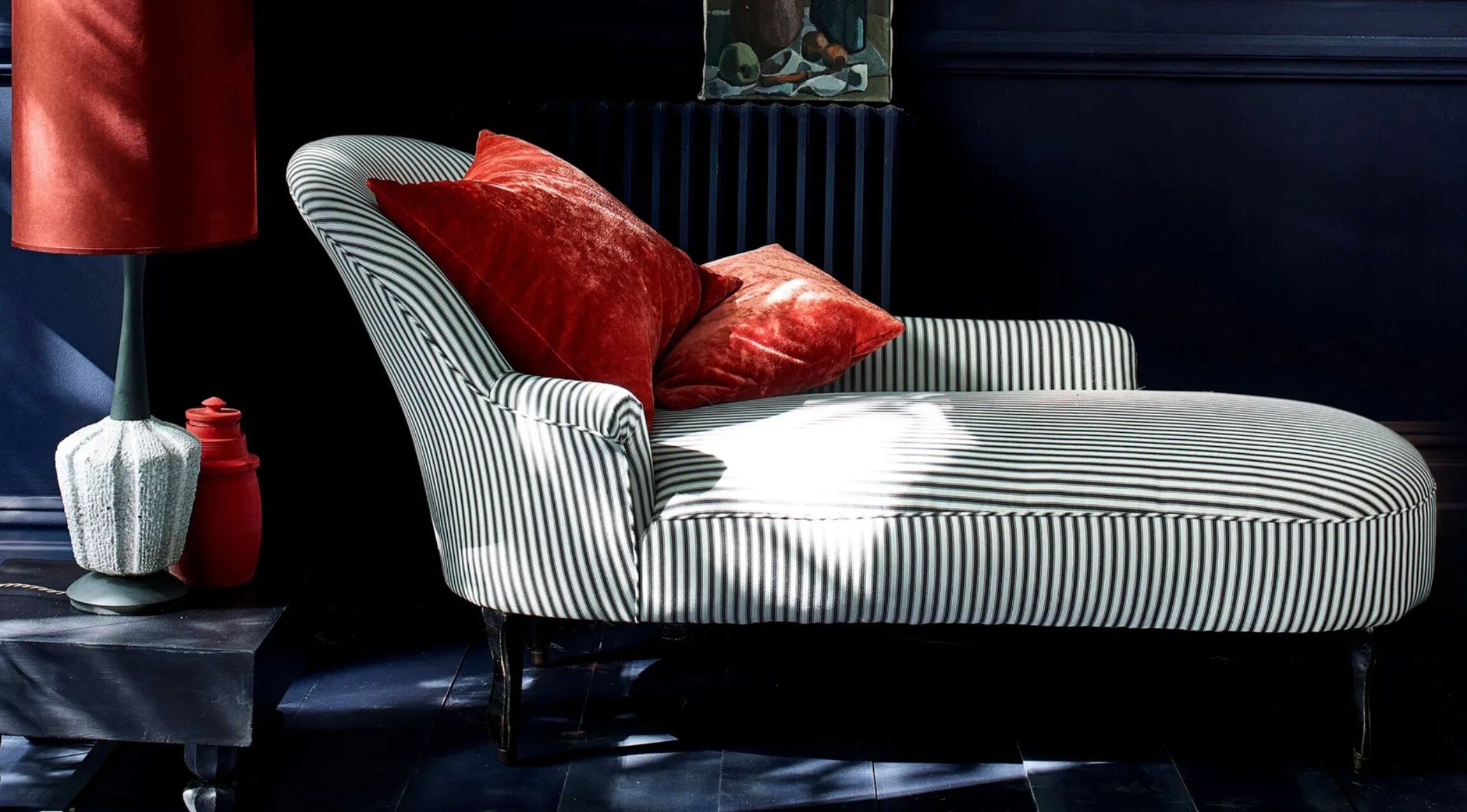 Диван для обмороков из викторианской эпохи возвращается в моду Диван для обмороков из викторианской эпохи возвращается в моду