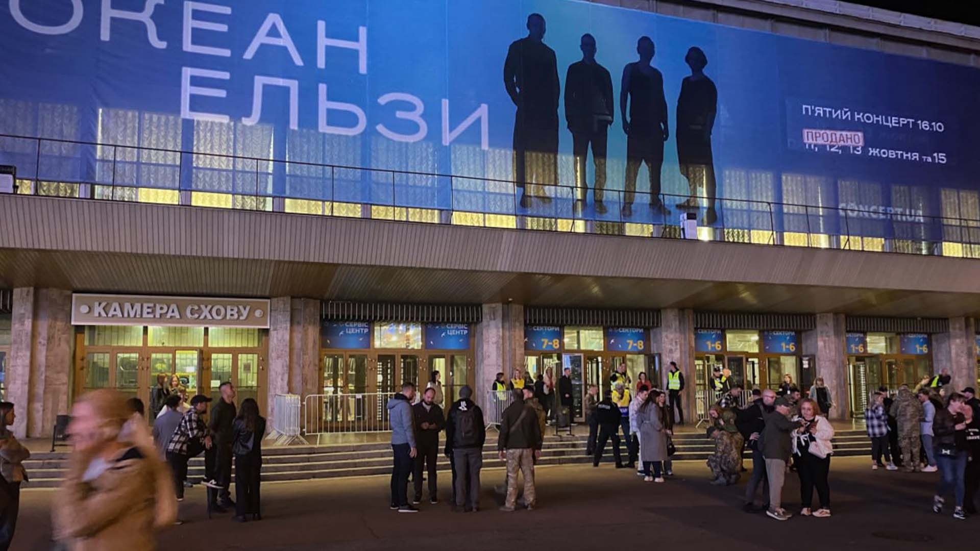 Співробітники ТЦК та СП біля біля Палацу спорту у Києві Співробітники ТЦК та СП біля біля Палацу спорту у Києві