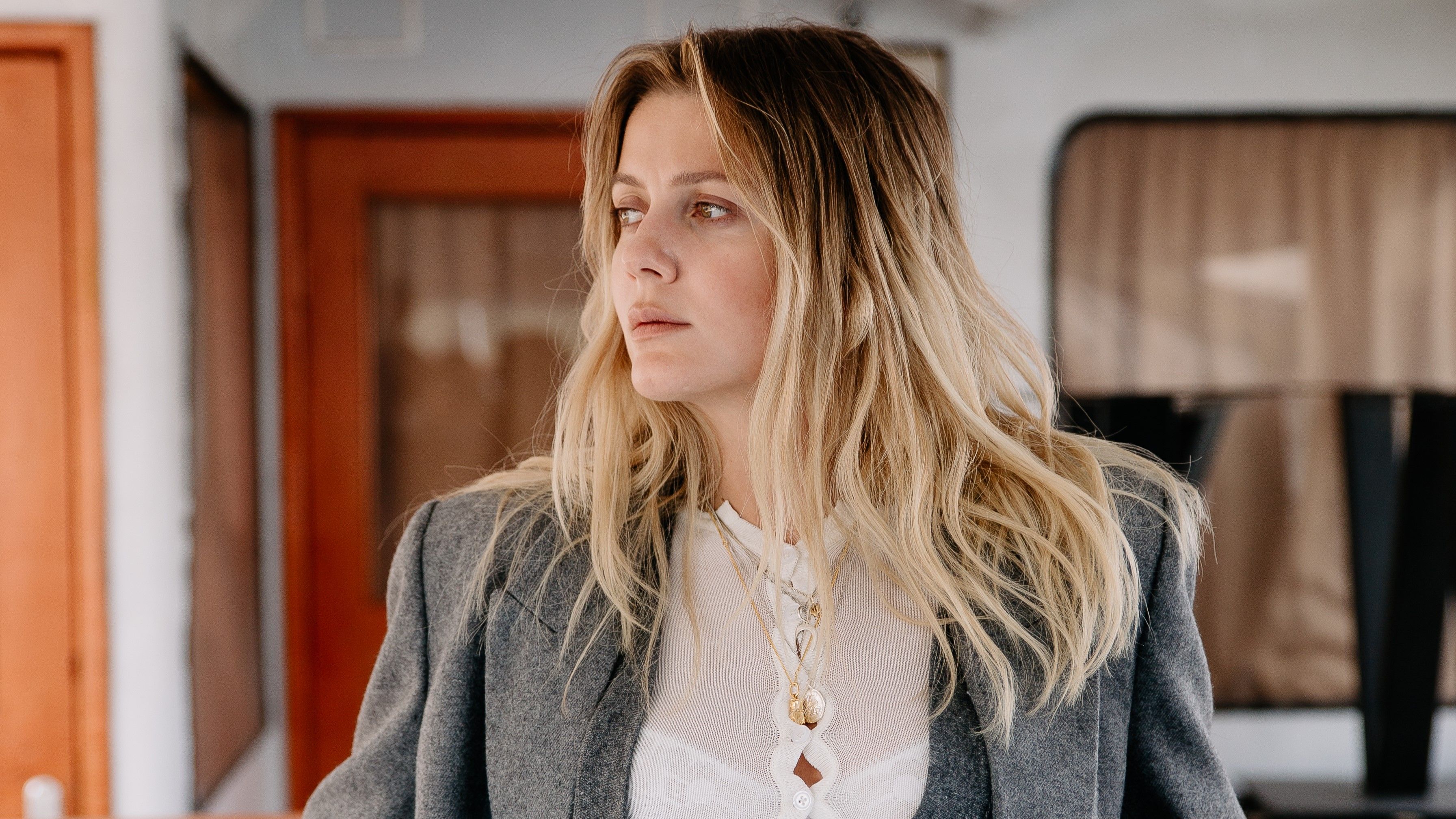 KOLA рассказала, почему скрывает мужа-иностранца и какие песни любимые - видео - Show24 KOLA рассказала, почему скрывает мужа-иностранца и какие песни любимые - видео - Show24