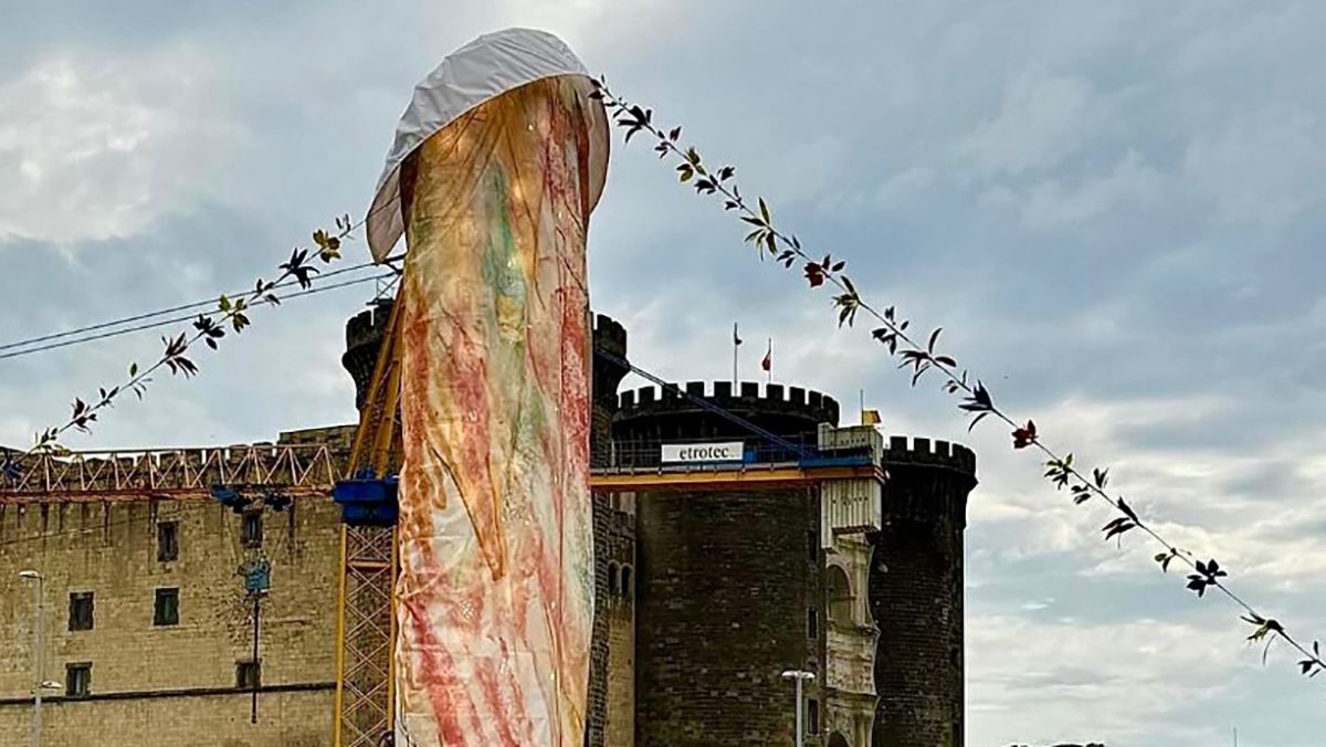 В Италии установили 12-метровую скульптуру, напоминающую нечто непристойное В Италии установили 12-метровую скульптуру, напоминающую нечто непристойное