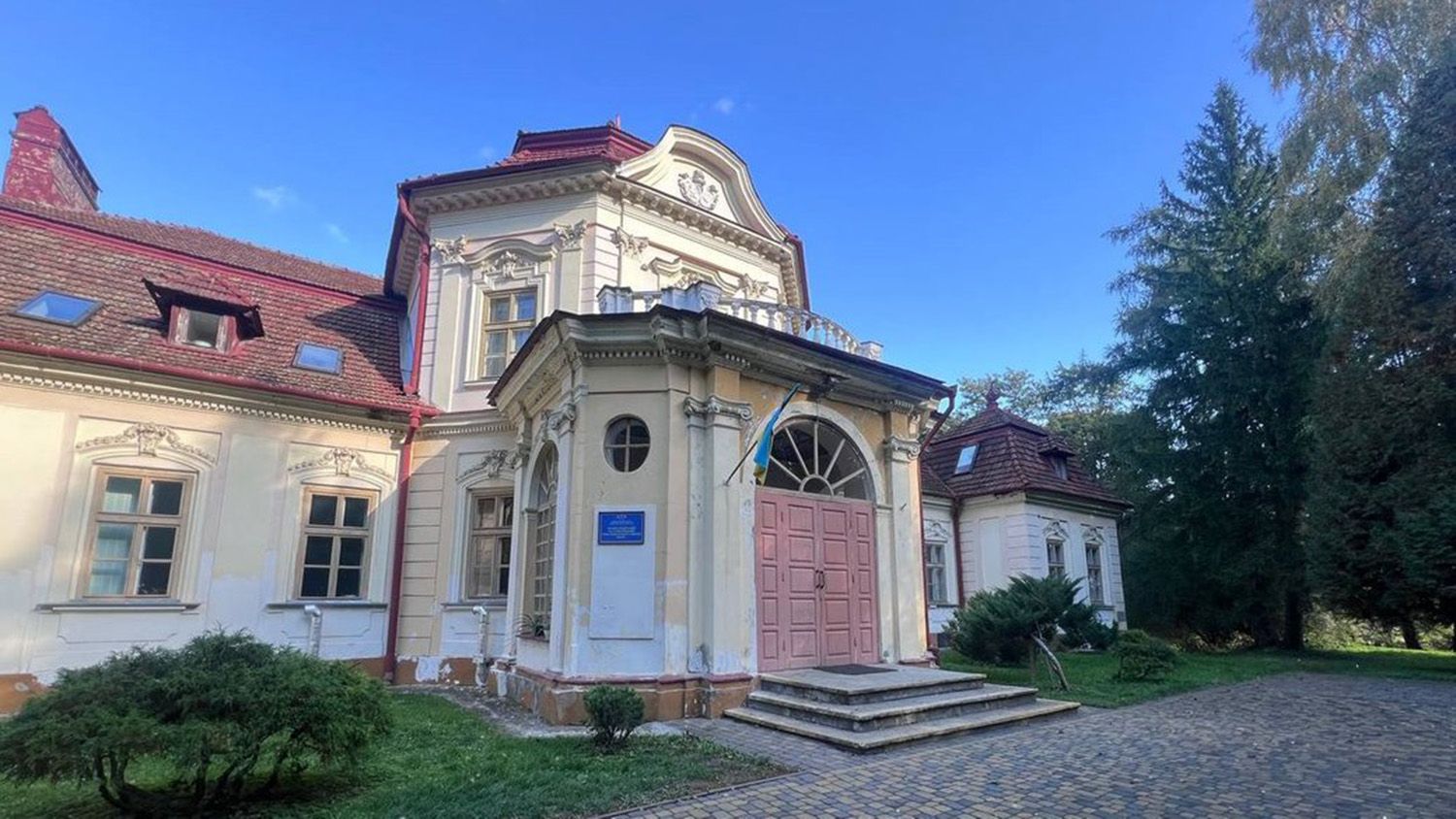 Через ймовірне сексуальне насильство: дітей з інтернату на Львівщині пересели - 24 Канал Через ймовірне сексуальне насильство: дітей з інтернату на Львівщині пересели - 24 Канал