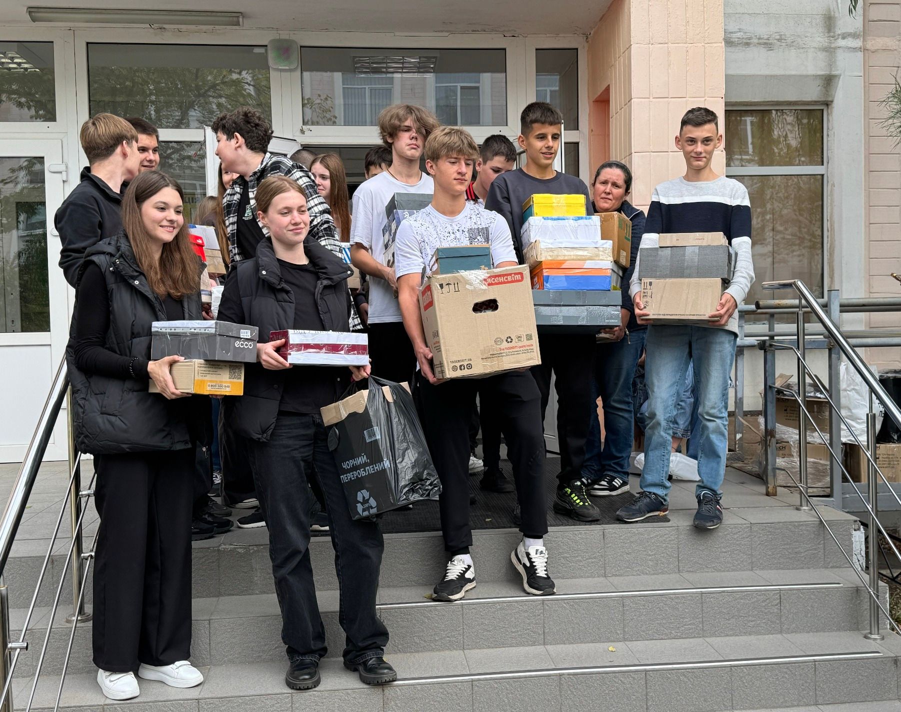 Помощь ВСУ - ученики киевского 303-го лицея передали воинам более 300 турникетов Помощь ВСУ - ученики киевского 303-го лицея передали воинам более 300 турникетов