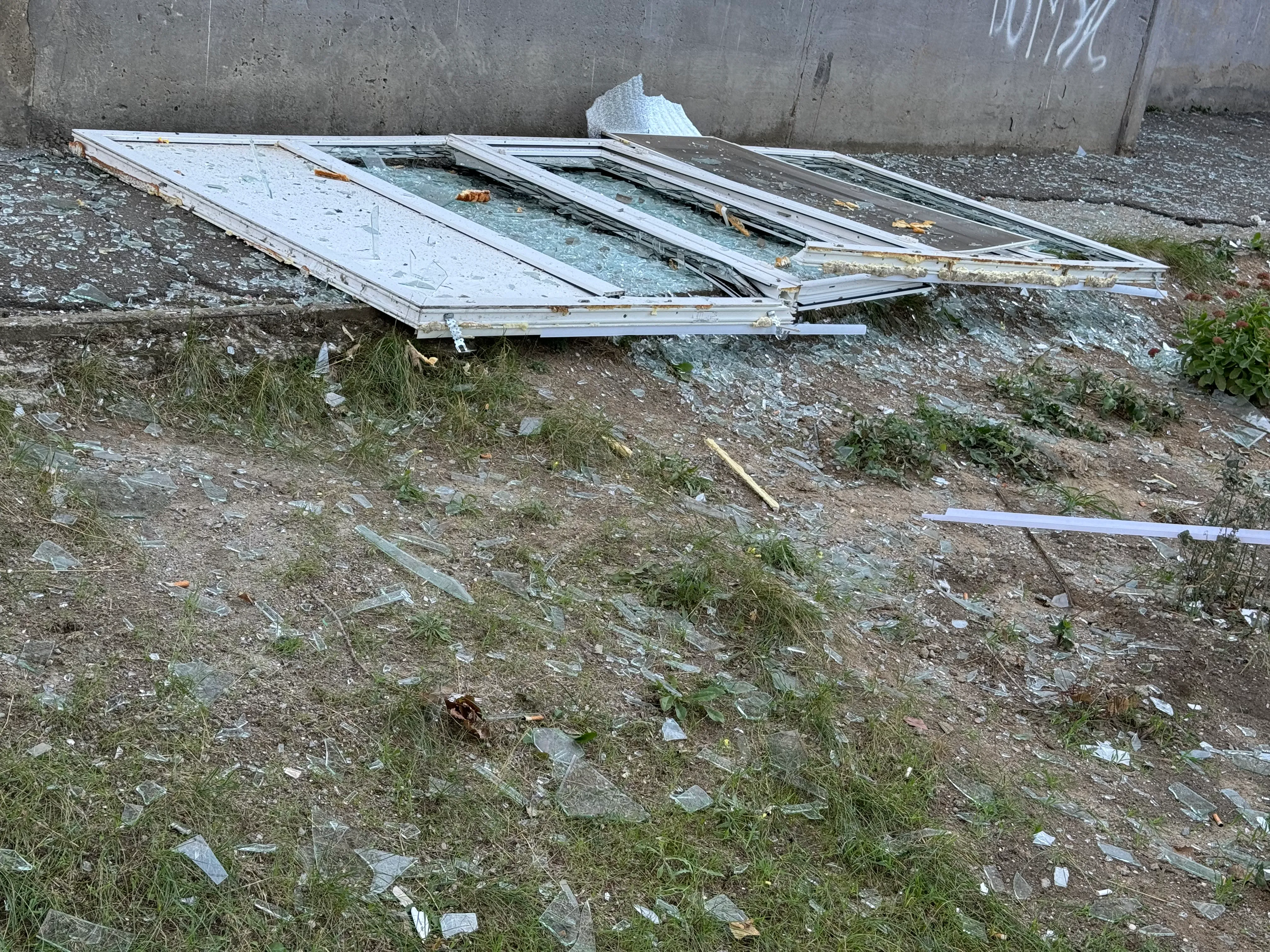 У будинку, де живе журналістка 24 Каналу вибило шибки і віконні рами У будинку, де живе журналістка 24 Каналу вибило шибки і віконні рами