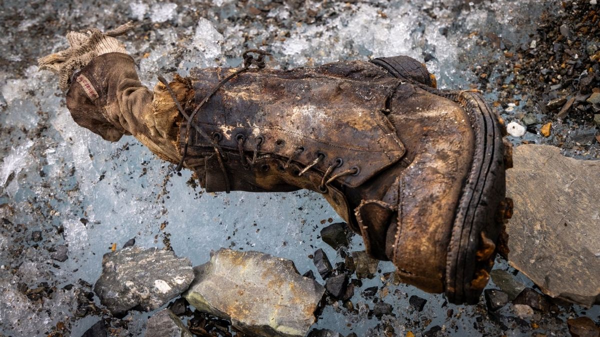 На Евересті знайшли останки Ендрю Ірвіна, який зник 100 років тому під час експедиції На Евересті знайшли останки Ендрю Ірвіна, який зник 100 років тому під час експедиції