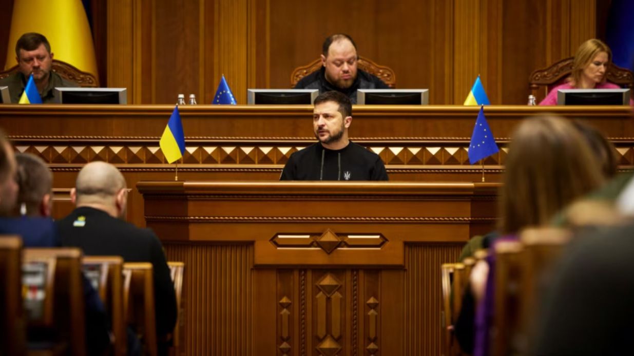 Зеленський у Раді представив План перемоги України Зеленський у Раді представив План перемоги України