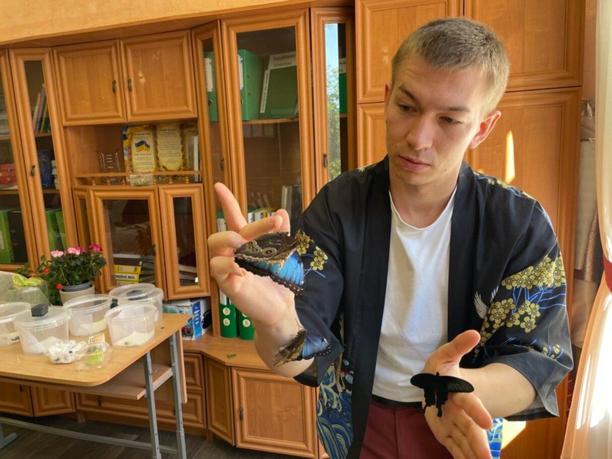 Уроки биологии - учитель из Полтавы Иван Бондарь вырастил бабочек в искусственных условиях Уроки биологии - учитель из Полтавы Иван Бондарь вырастил бабочек в искусственных условиях