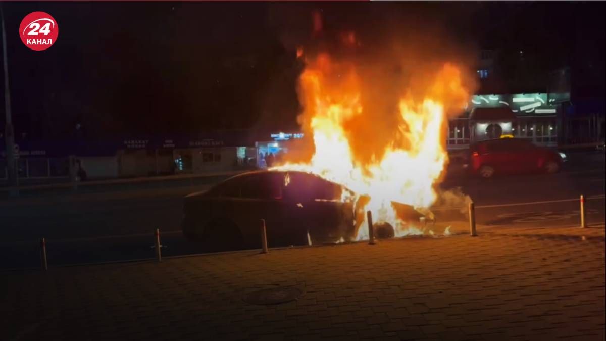 В столице возле метро вдруг вспыхнула машина В столице возле метро вдруг вспыхнула машина
