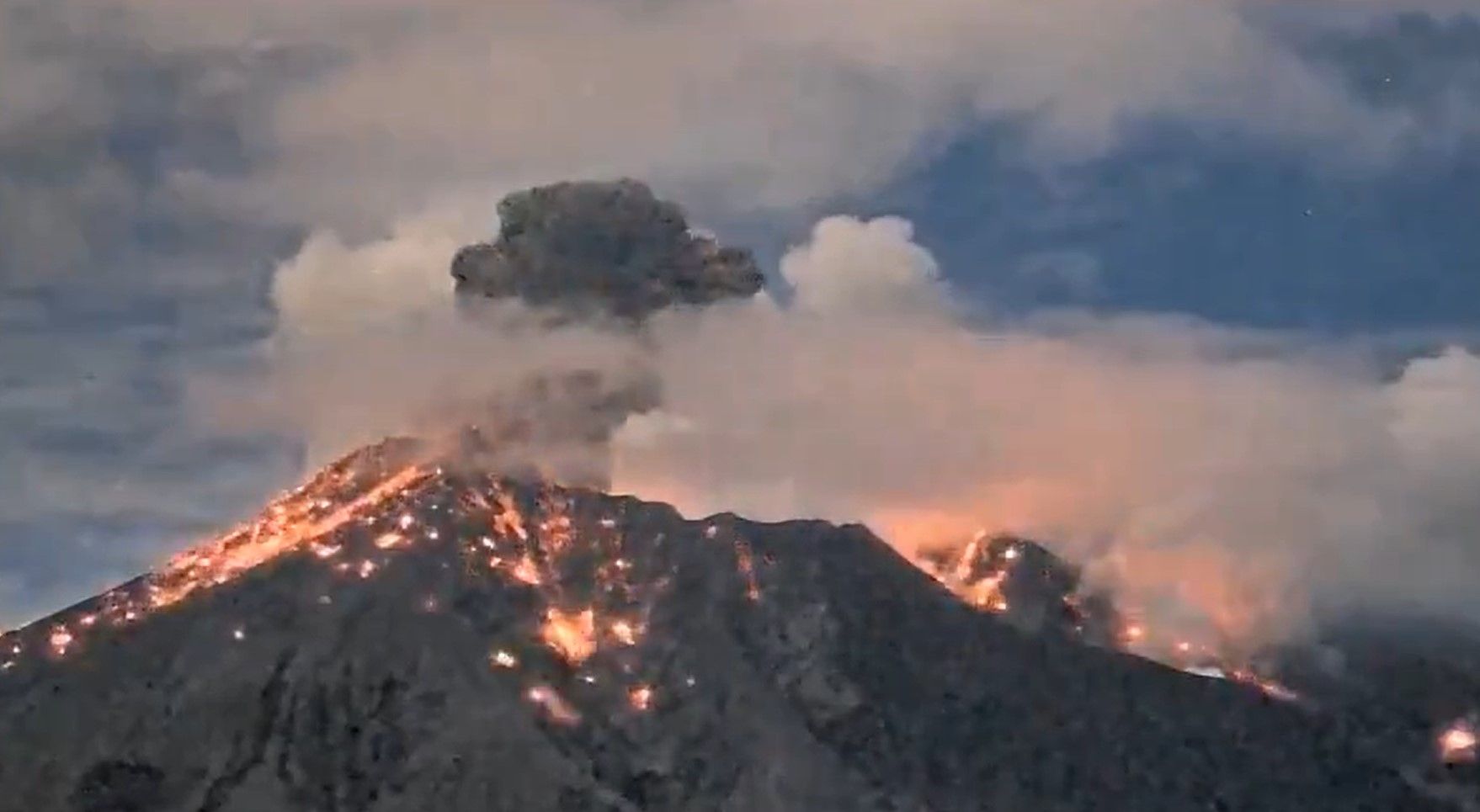 Виверження вулкана в Японії Виверження вулкана в Японії