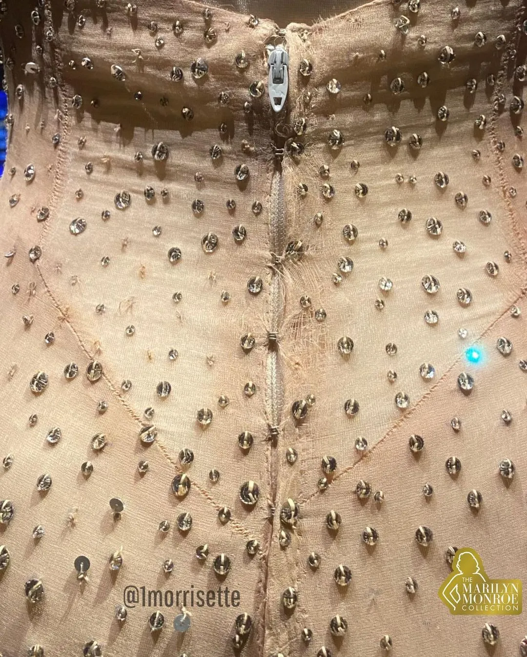 Як виглядала сукня Мерилін Монро після того, як її одягла Кім Кардашян Як виглядала сукня Мерилін Монро після того, як її одягла Кім Кардашян