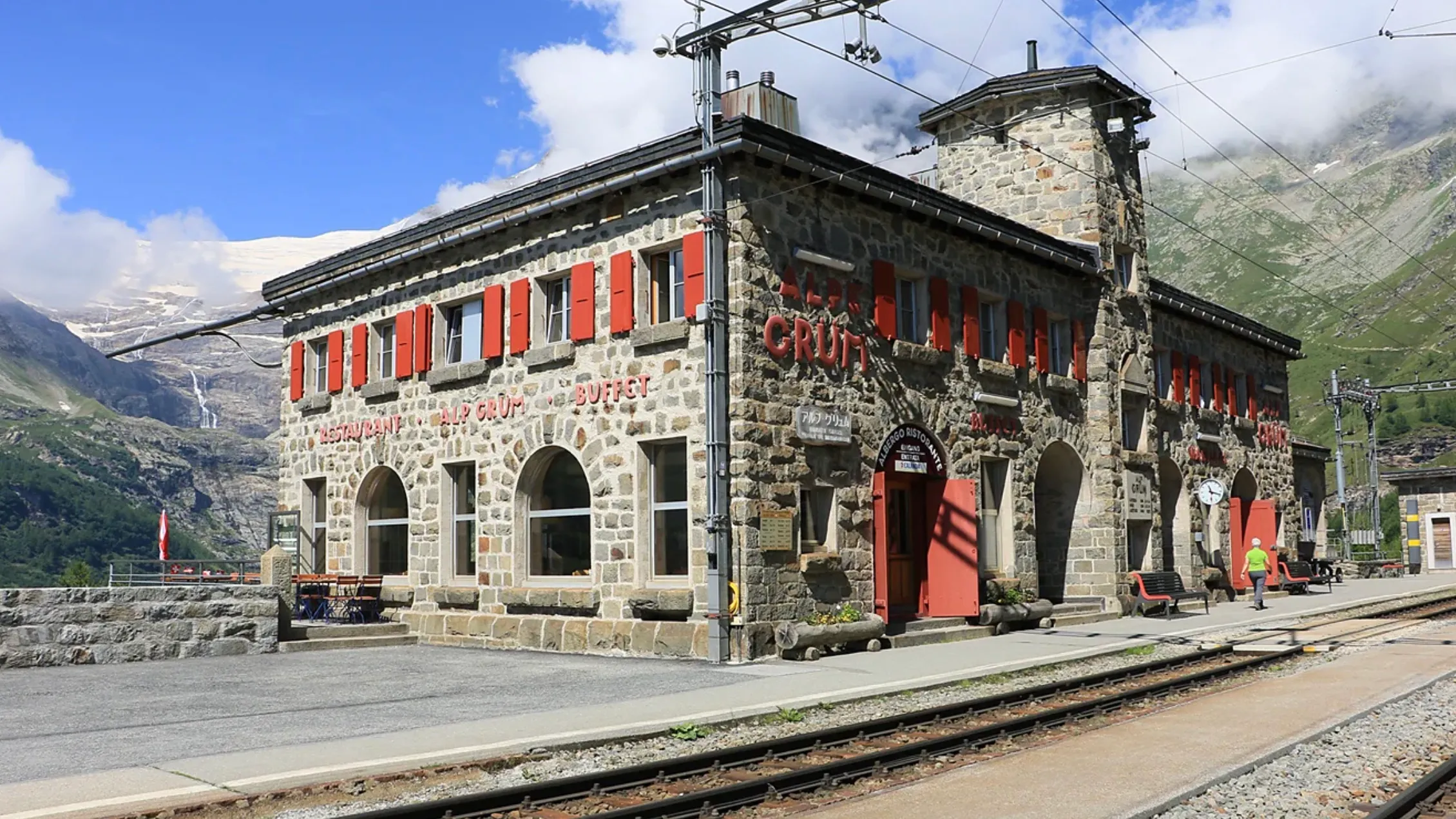 10-кімнатний готель одночасно виконує роль залізничного вокзалу, платформи та зали очікування 10-кімнатний готель одночасно виконує роль залізничного вокзалу, платформи та зали очікування