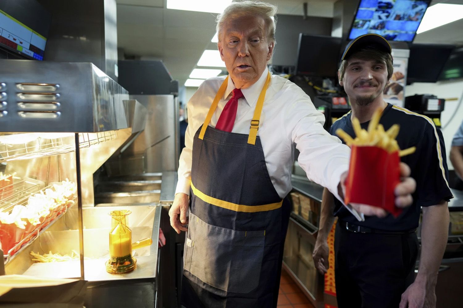 Трамп на полчаса устроился в McDonald's