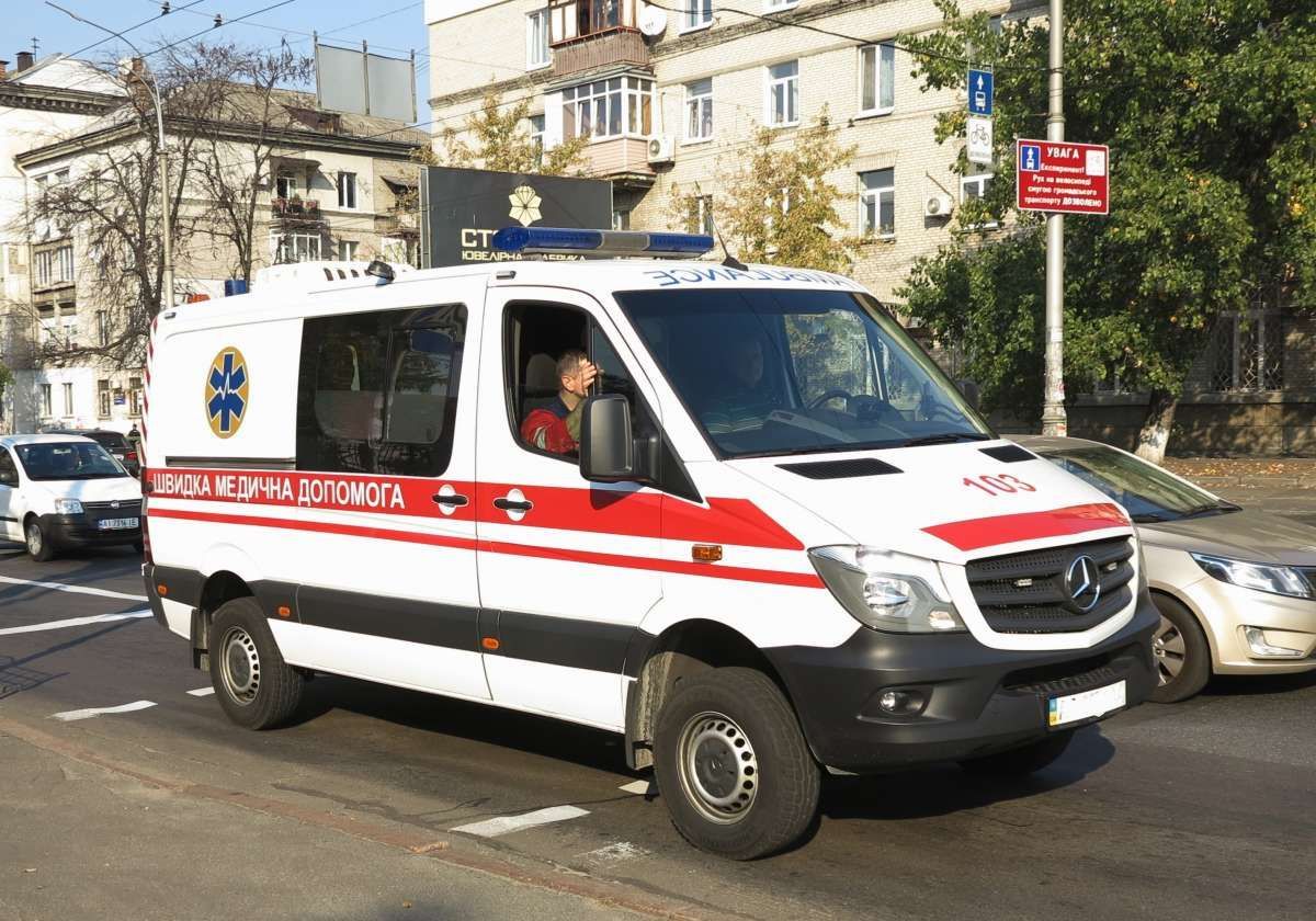 В Херсоне враг нанес удар по карете скорой В Херсоне враг нанес удар по карете скорой