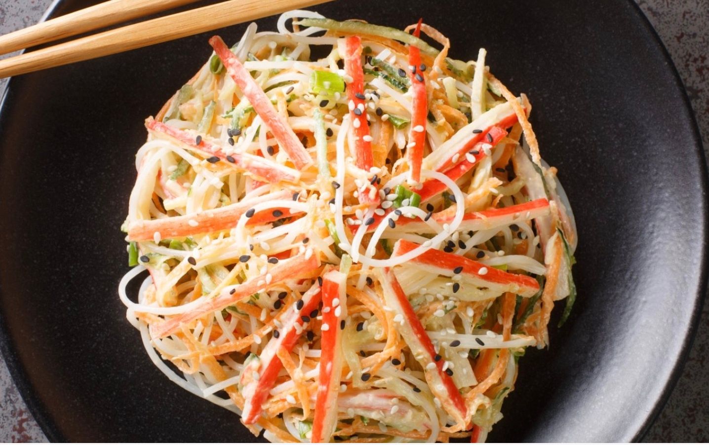 Японский салат из крабовых палочек Японский салат из крабовых палочек