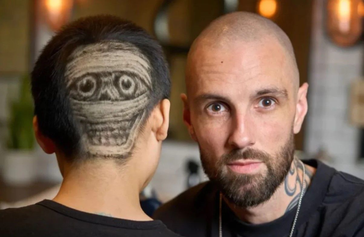 Парикмахер делает тематические стрижки к Хэллоуину - фото Парикмахер делает тематические стрижки к Хэллоуину - фото