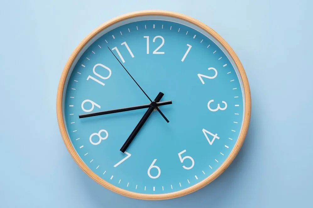 Когда надо переводить часы осенью Когда надо переводить часы осенью