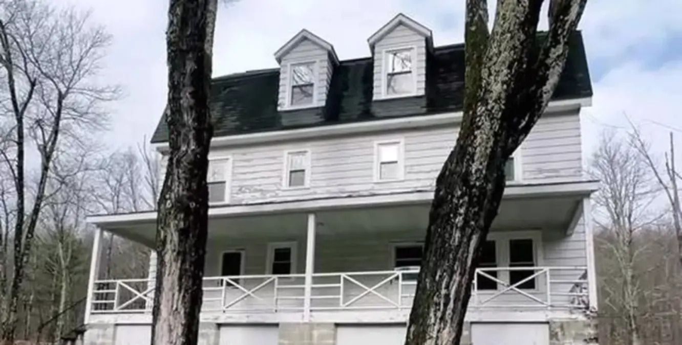 Дом, который застыл во времени - блогер сделал неожиданную экскурсию - Недвижимость Дом, который застыл во времени - блогер сделал неожиданную экскурсию - Недвижимость