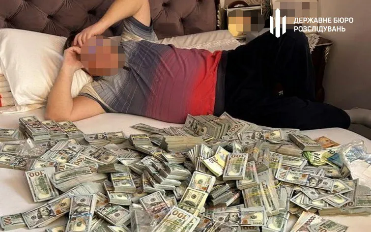 Татьяна Крупа фото с долларами на диване Татьяна Крупа фото с долларами на диване