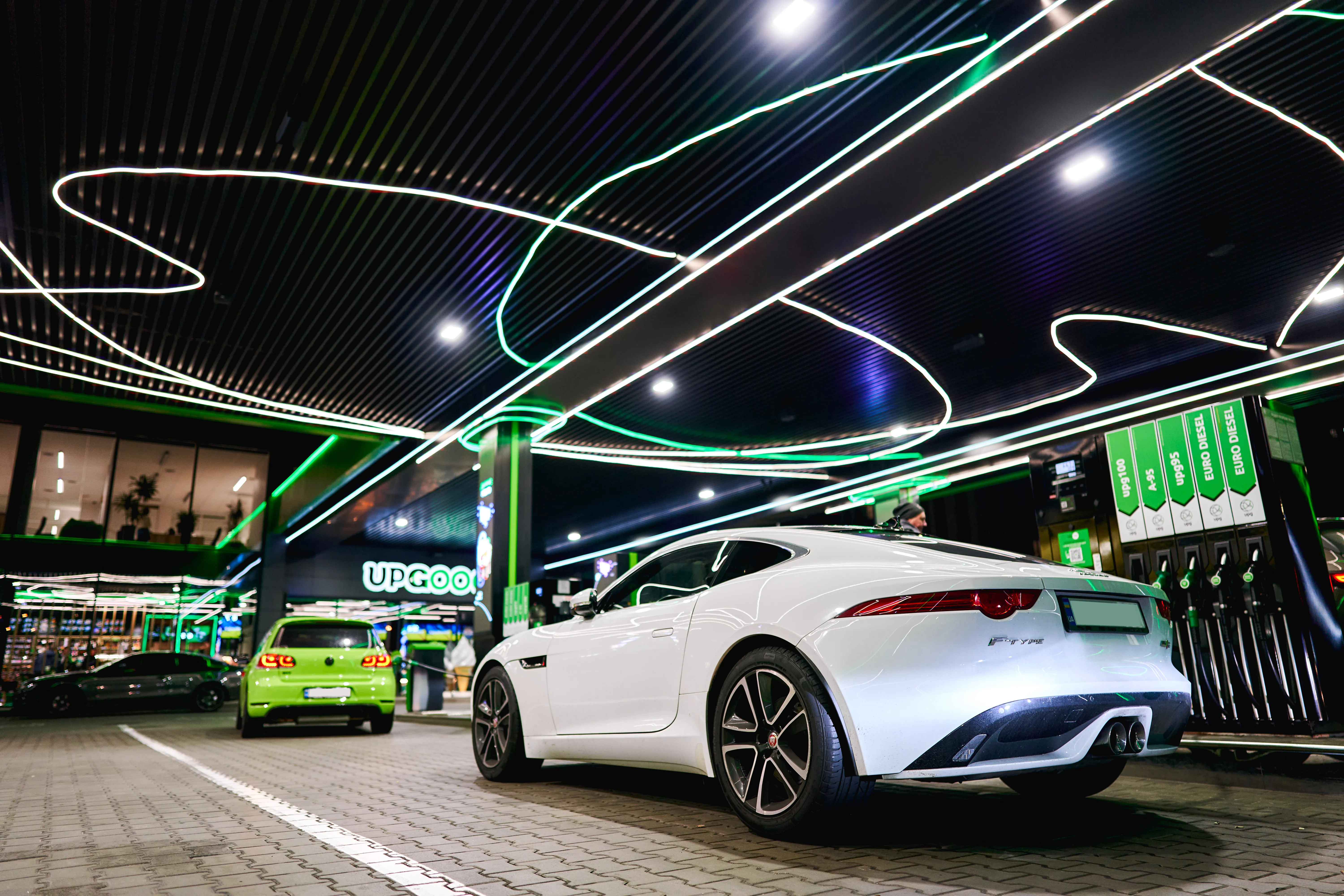 Бензин поступает в продажу только после тщательного контроля качества Бензин поступает в продажу только после тщательного контроля качества