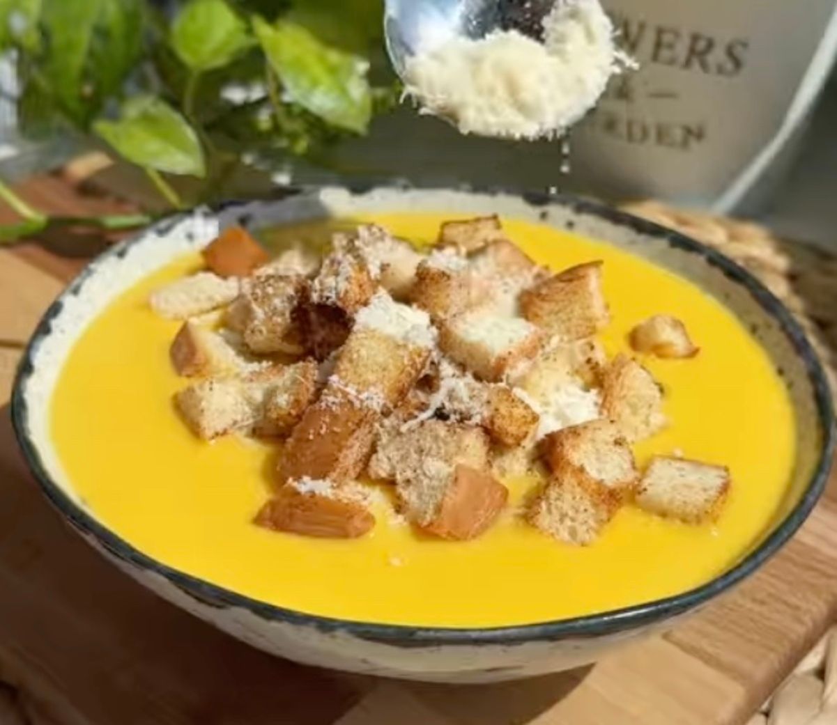 Сырный крем-суп с сухариками Сырный крем-суп с сухариками