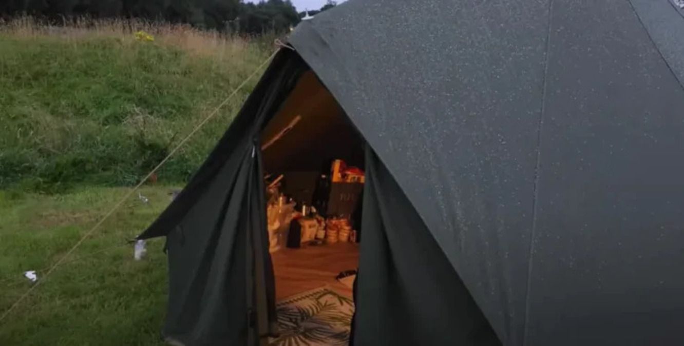 Палатка вместо жилья - супруги потеряли дом и теперь пытаются выжить - Недвижимость Палатка вместо жилья - супруги потеряли дом и теперь пытаются выжить - Недвижимость