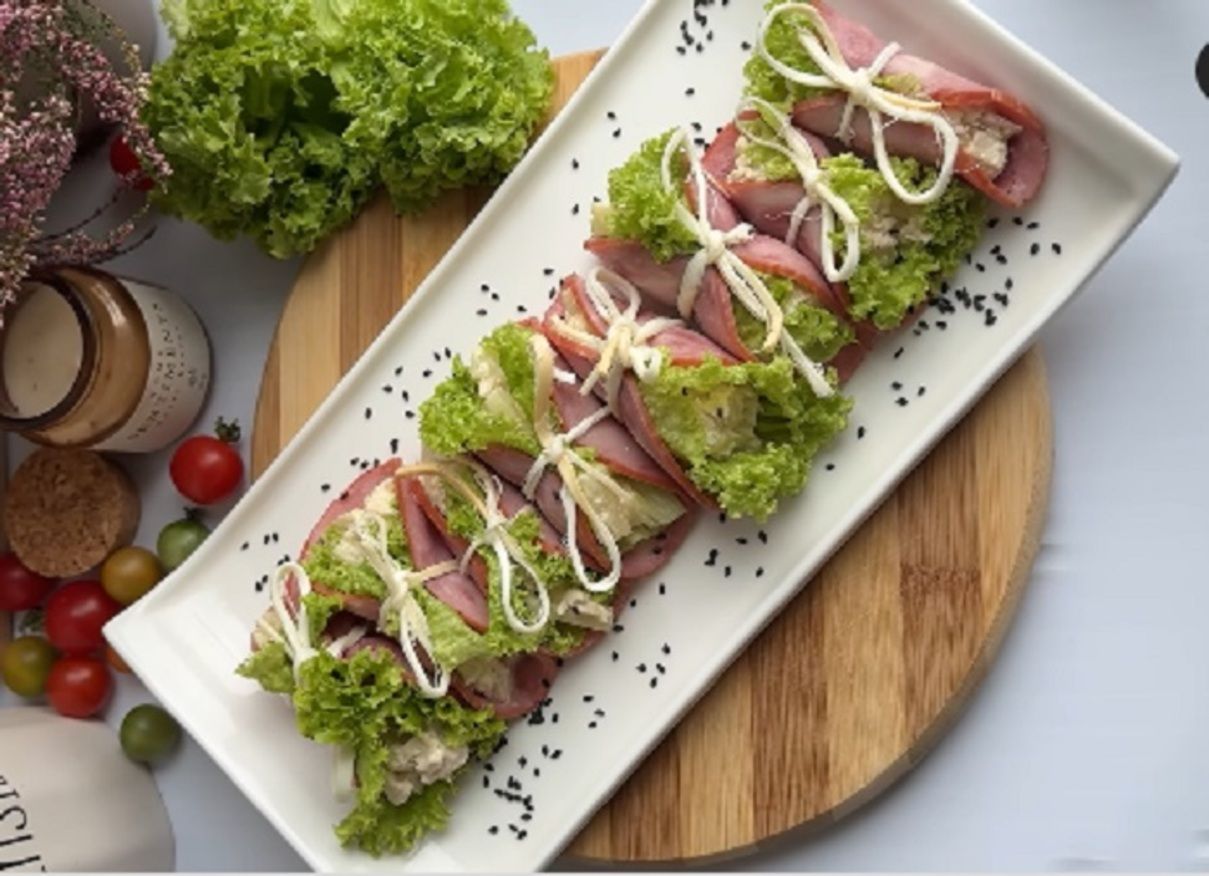 Делаем закуску из ветчины и сыра Делаем закуску из ветчины и сыра