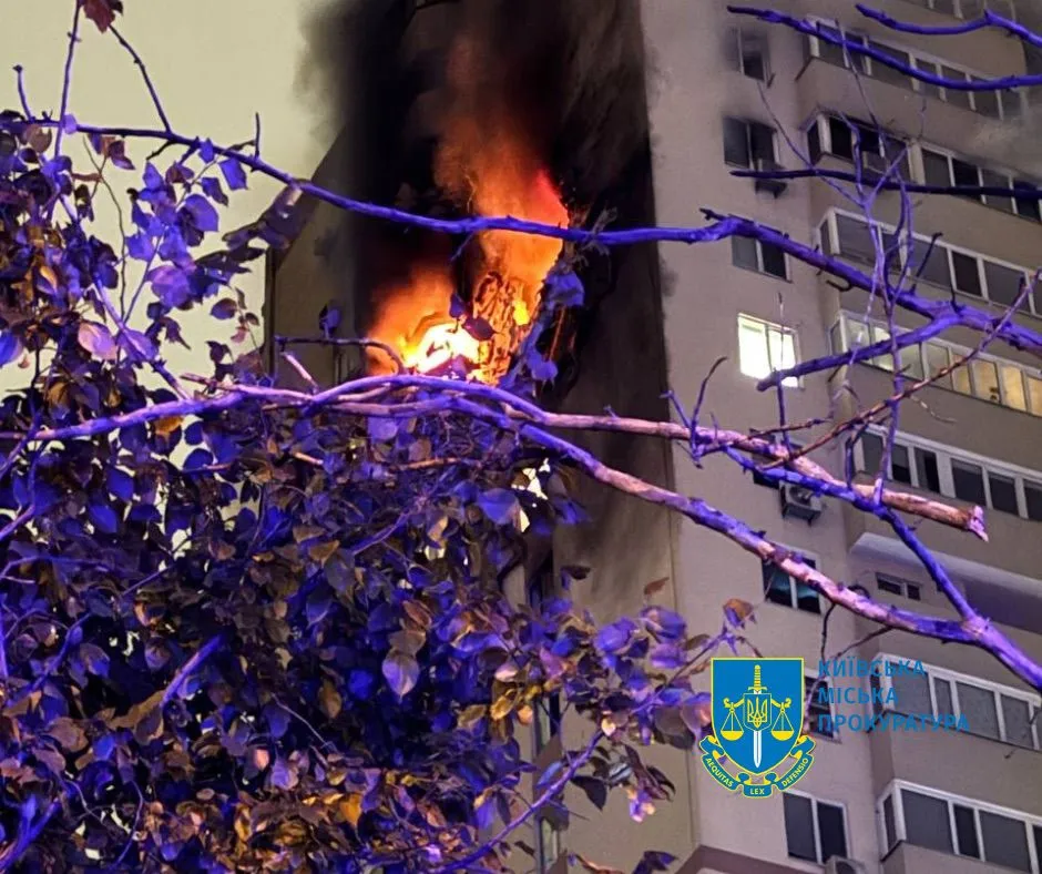 Пожар в квартире в Киеве после атаки 25 октября Пожар в квартире в Киеве после атаки 25 октября