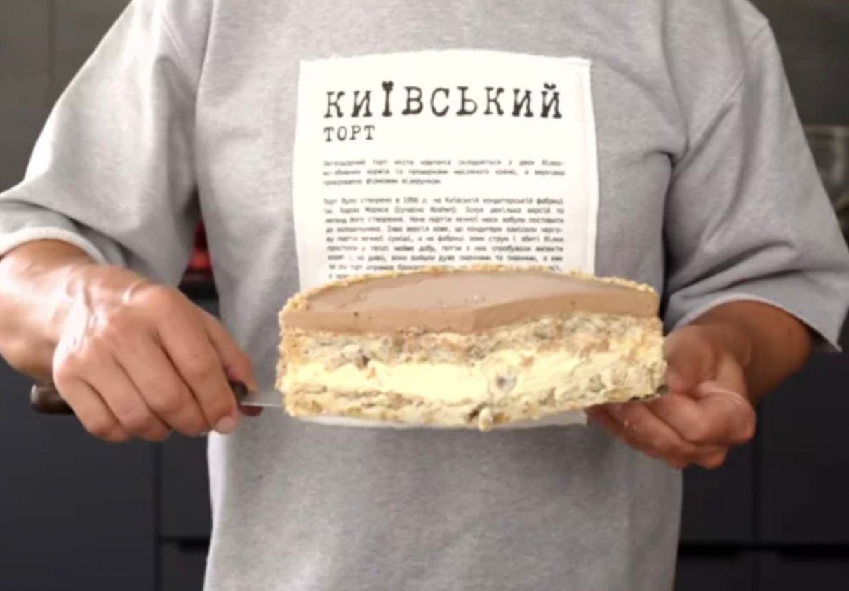 Володимир Ярославський показав, як приготувати "Київський торт" вдома Володимир Ярославський показав, як приготувати "Київський торт" вдома