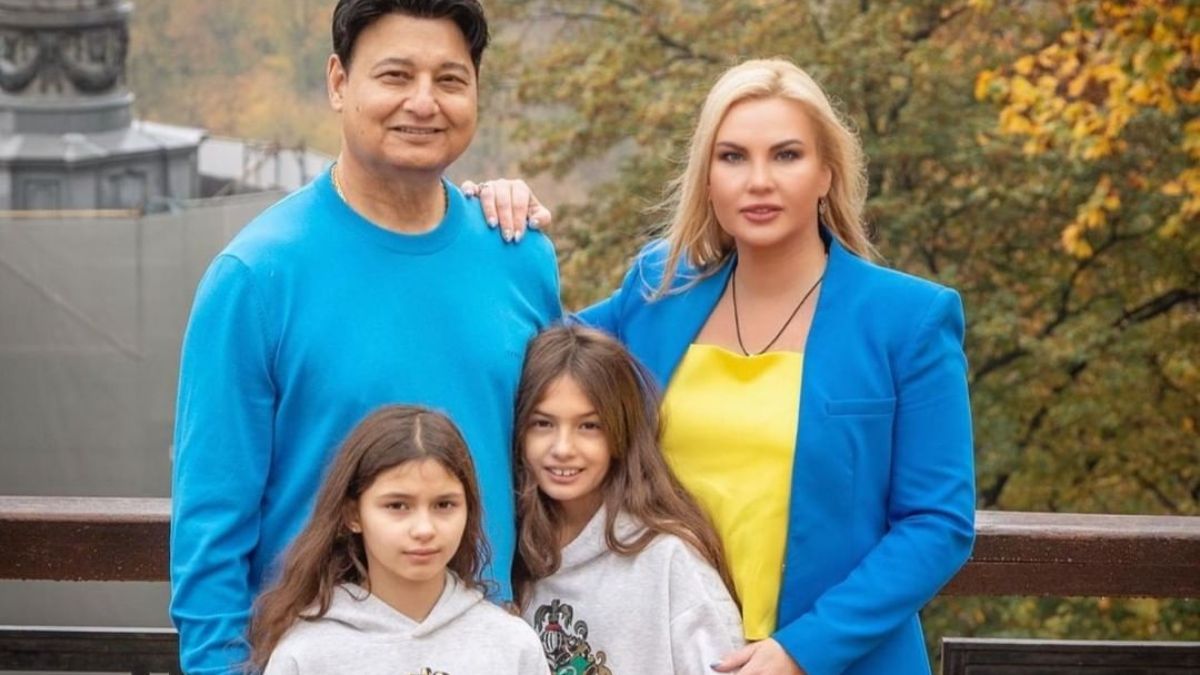 Камалія з чоловіком і доньками Камалія з чоловіком і доньками