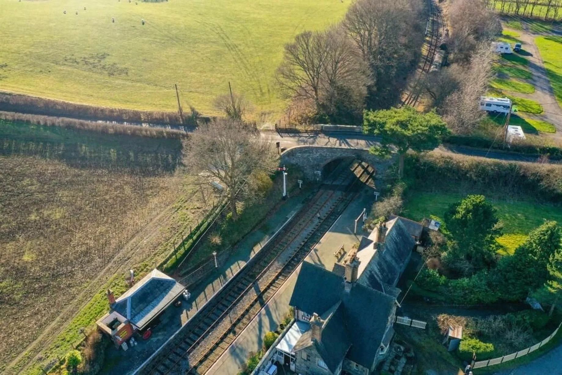 Дом на железнодорожной станции - как выглядит уникальное жилье - Недвижимость Дом на железнодорожной станции - как выглядит уникальное жилье - Недвижимость