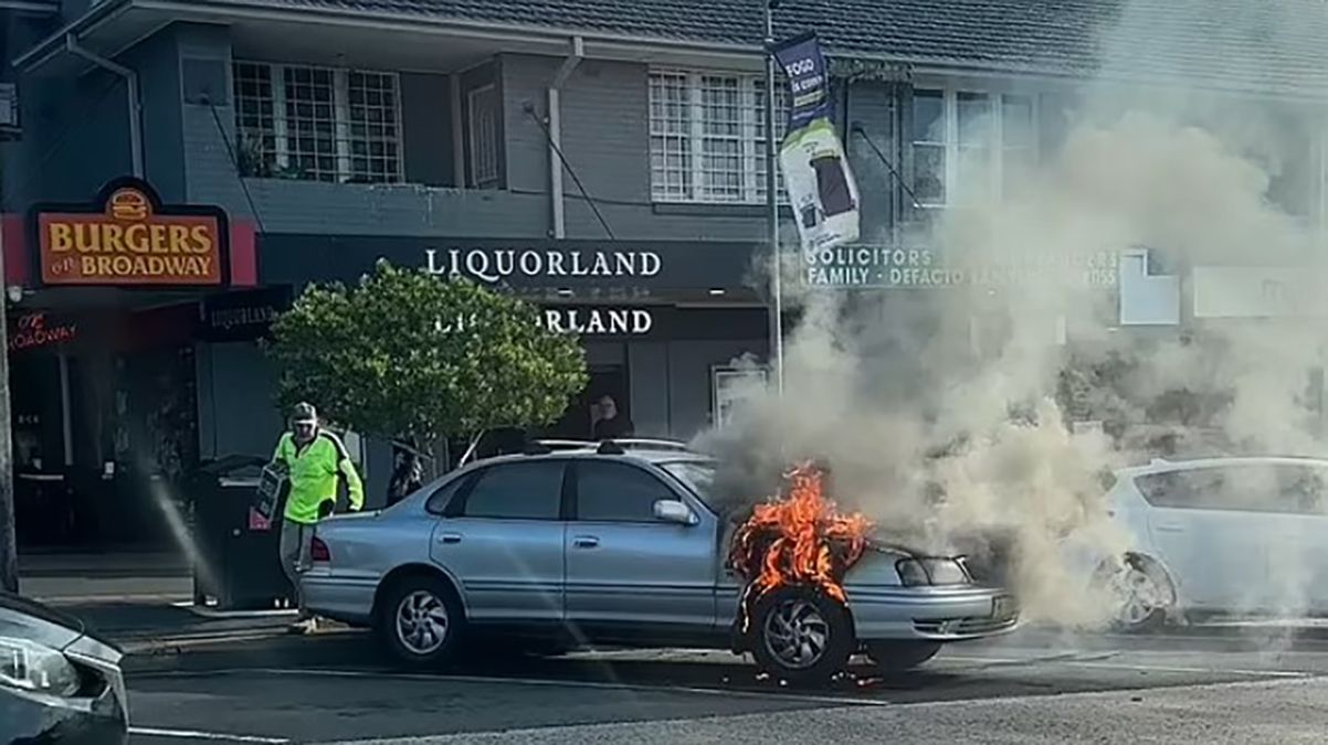 Мужчина поехал на горящем автомобиле за пивом Мужчина поехал на горящем автомобиле за пивом