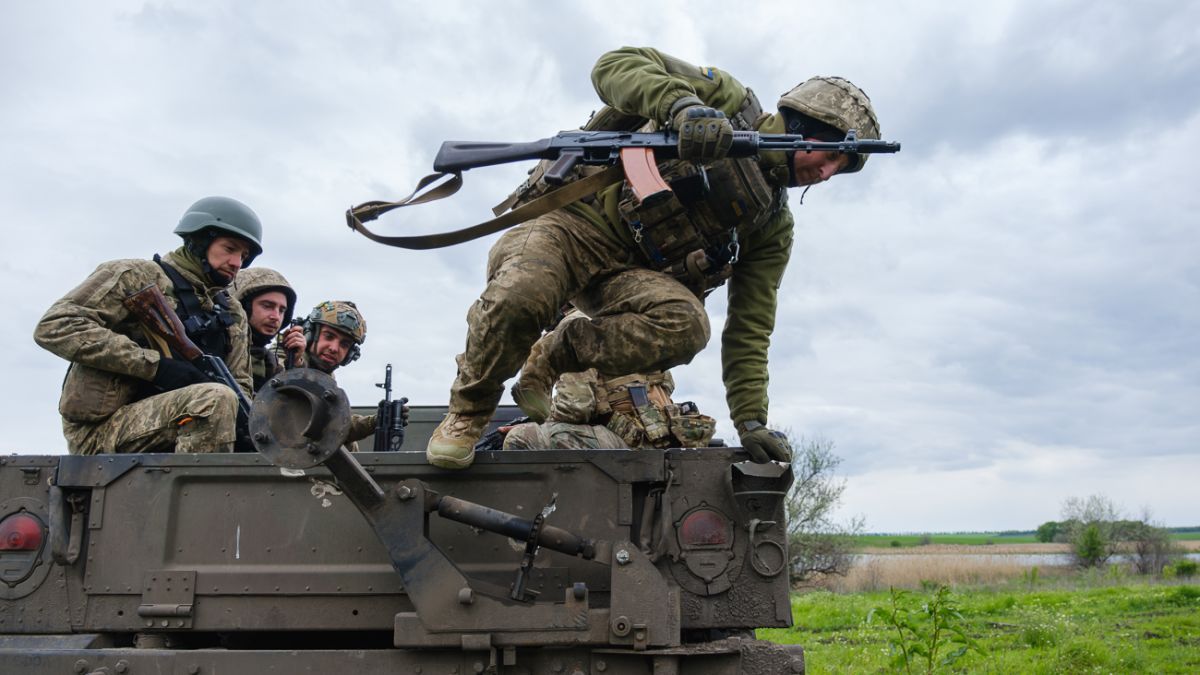 Россияне могут окружить еще один город вскоре: в Defense Express проанализировали маневры врага - 24 Канал Россияне могут окружить еще один город вскоре: в Defense Express проанализировали маневры врага - 24 Канал