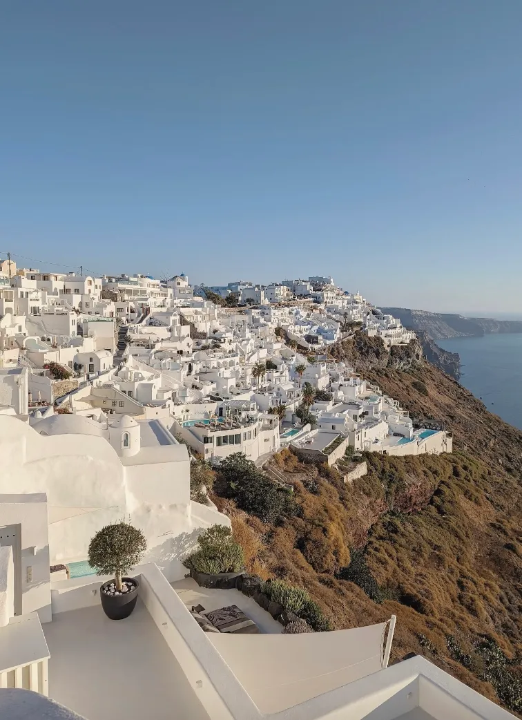 Жители Санторини призывают власти уменьшить количество туристов Жители Санторини призывают власти уменьшить количество туристов