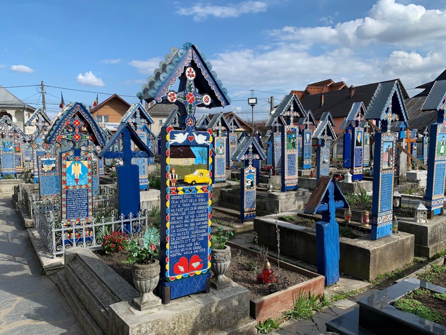 Как выглядит Веселое кладбище в Румынии Как выглядит Веселое кладбище в Румынии