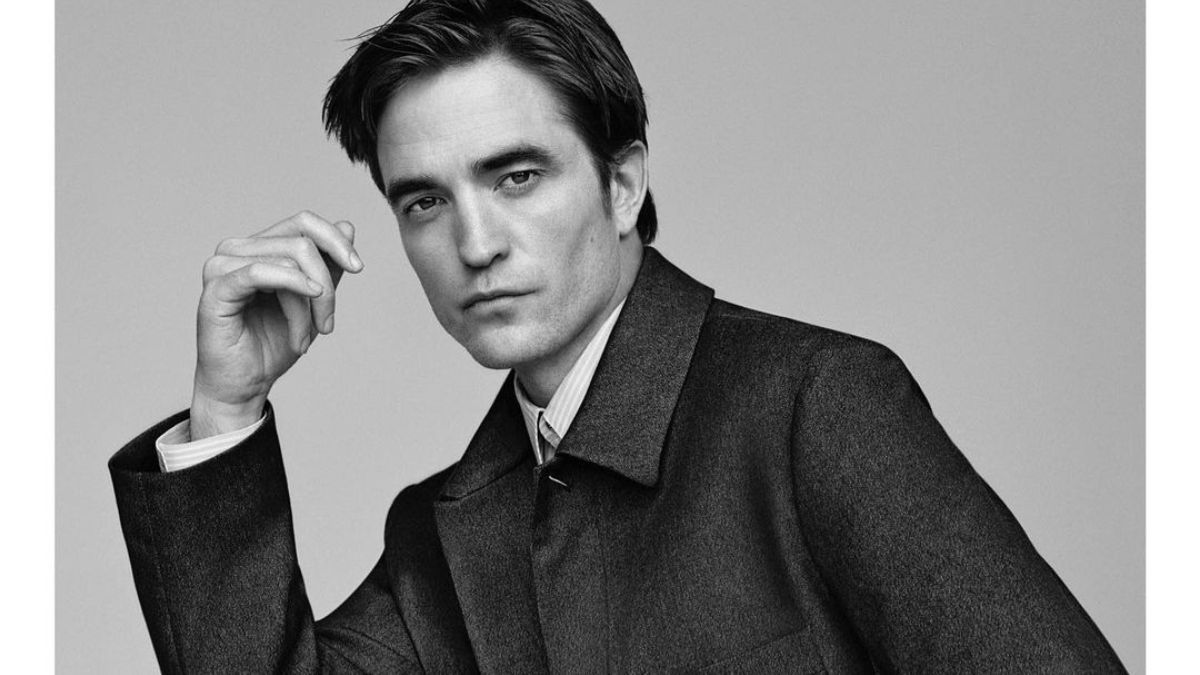 Паттінсон підкорив дизайнерів своїм білим диваном на оніксі Паттінсон підкорив дизайнерів своїм білим диваном на оніксі