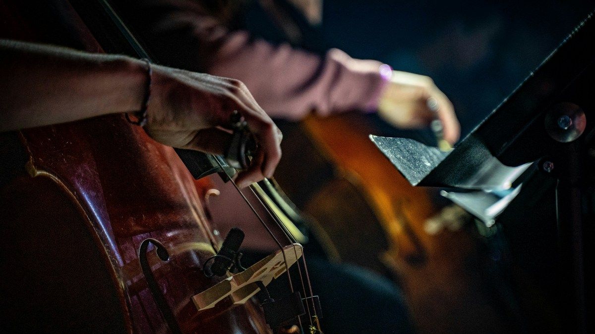 Робот-виолончелист сыграл с симфоническим оркестром, используя искусственный интеллект Робот-виолончелист сыграл с симфоническим оркестром, используя искусственный интеллект