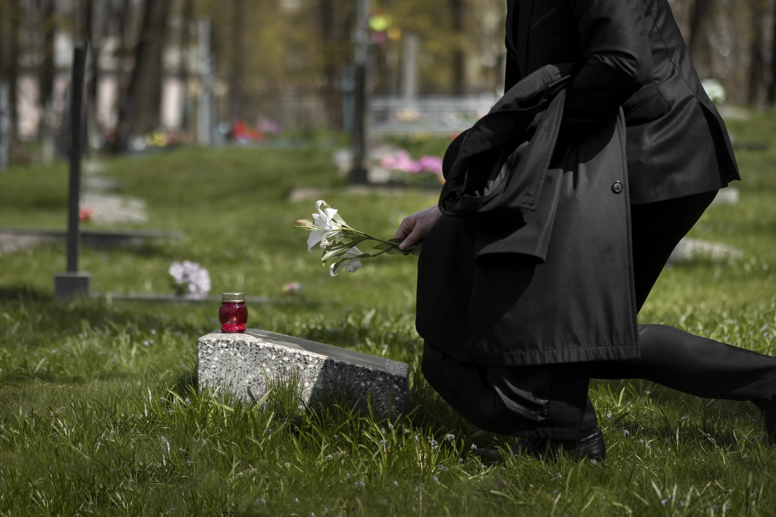 Чоловік вшановує пам'ять родича