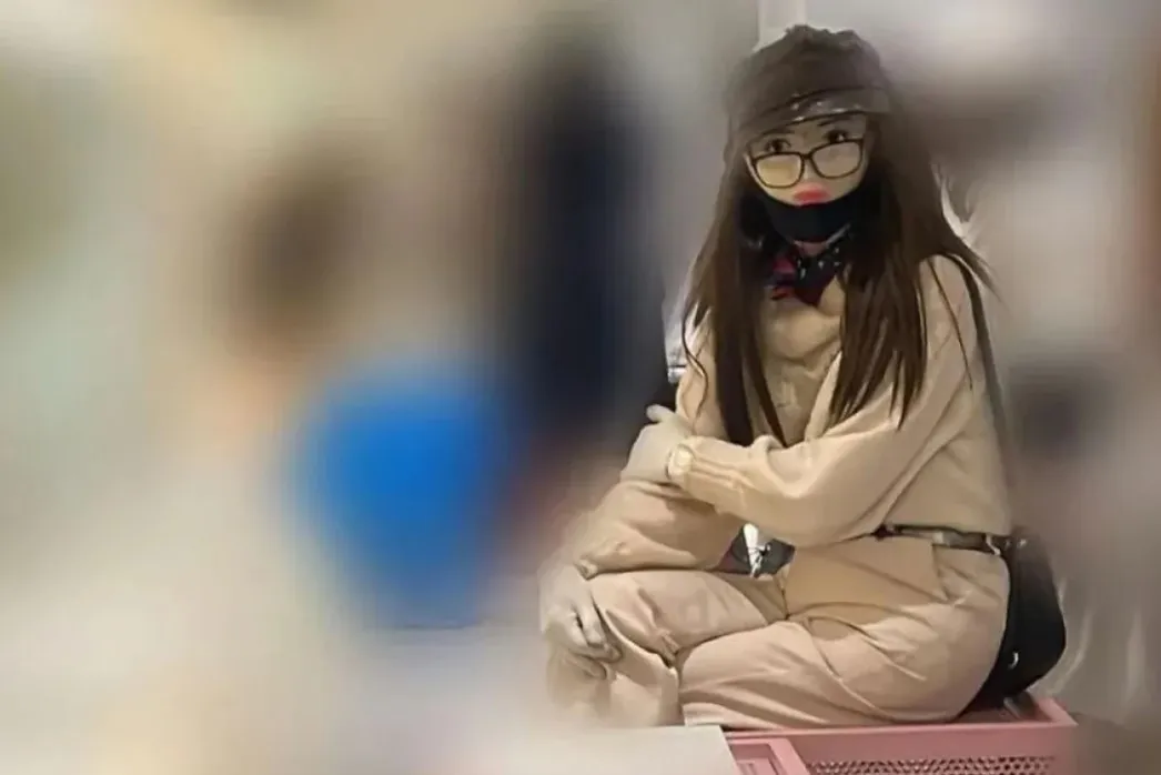 В Японії чоловіки переодягаються у жінок у громадському транспорті В Японії чоловіки переодягаються у жінок у громадському транспорті