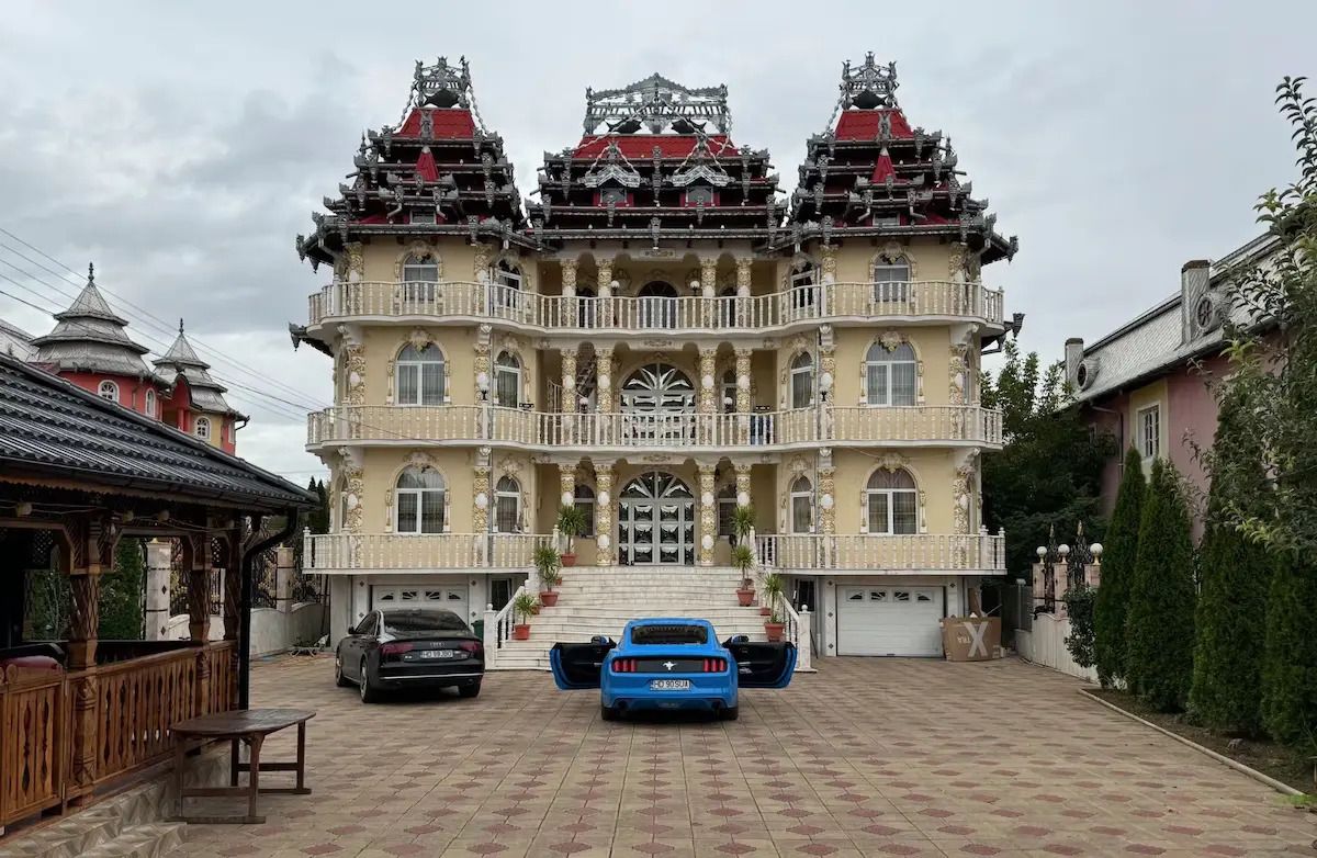 Роскошные дома богатых ромов - почему они строят только дворцы - Недвижимость Роскошные дома богатых ромов - почему они строят только дворцы - Недвижимость