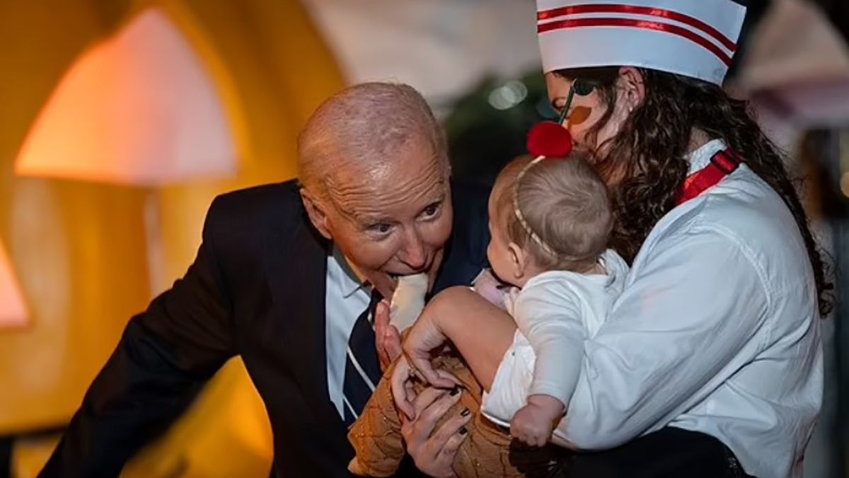 Джо Байден покусал детей своих сотрудников на Хэллоуин Джо Байден покусал детей своих сотрудников на Хэллоуин