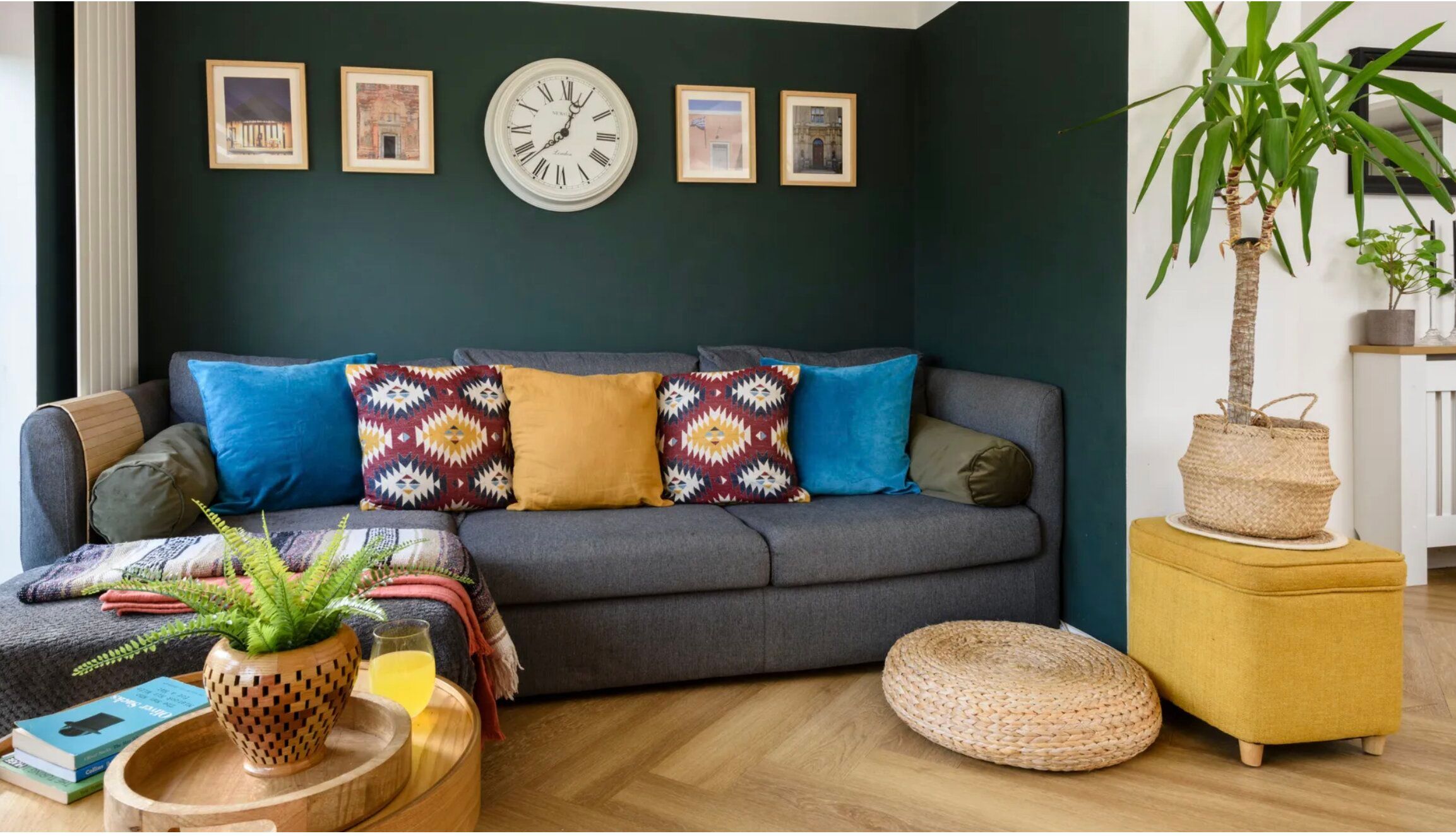 Где ни в коем случае нельзя ставить диван в гостиной Где ни в коем случае нельзя ставить диван в гостиной