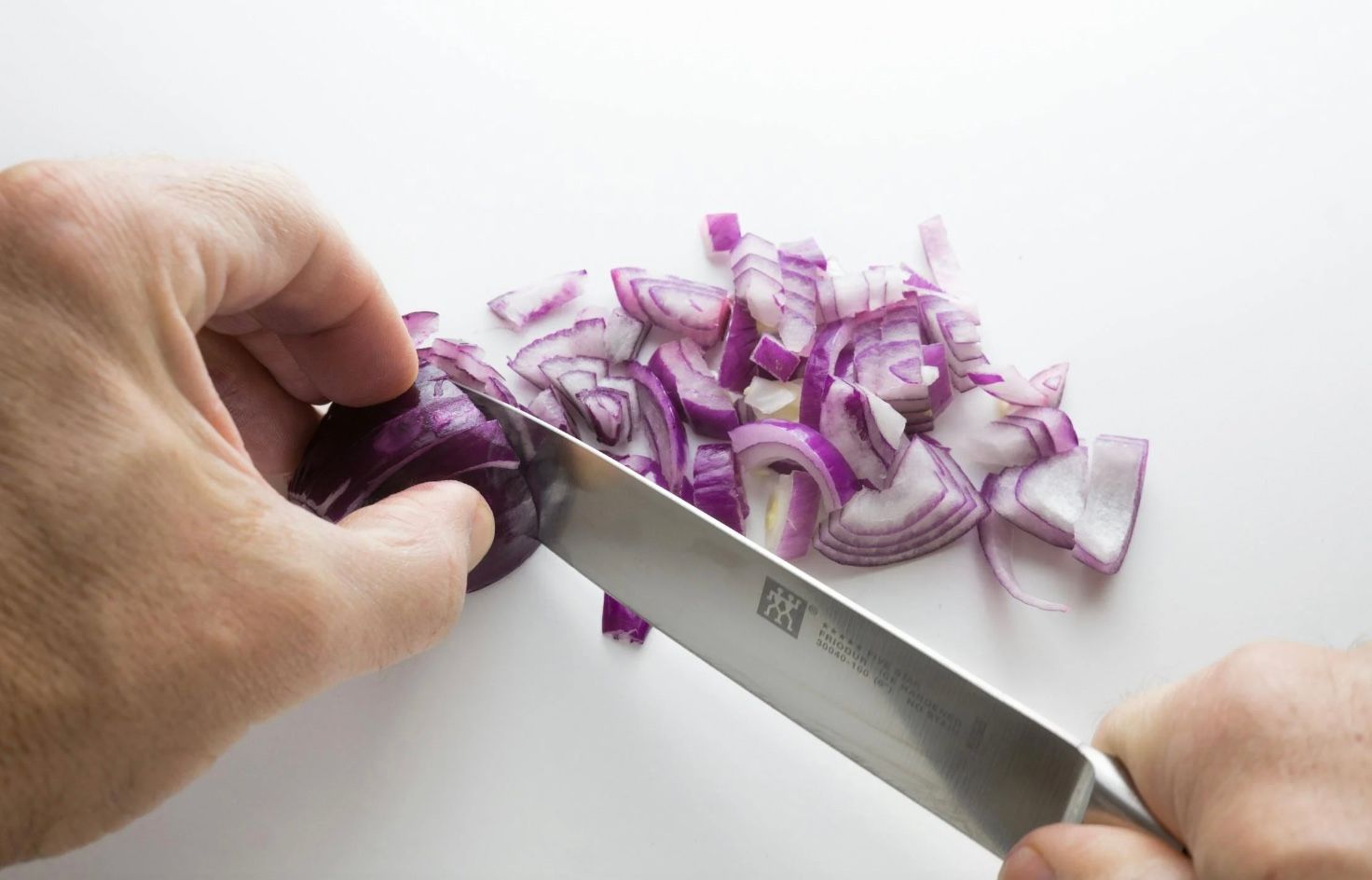 Как быстро нарезать лук ножом Как быстро нарезать лук ножом