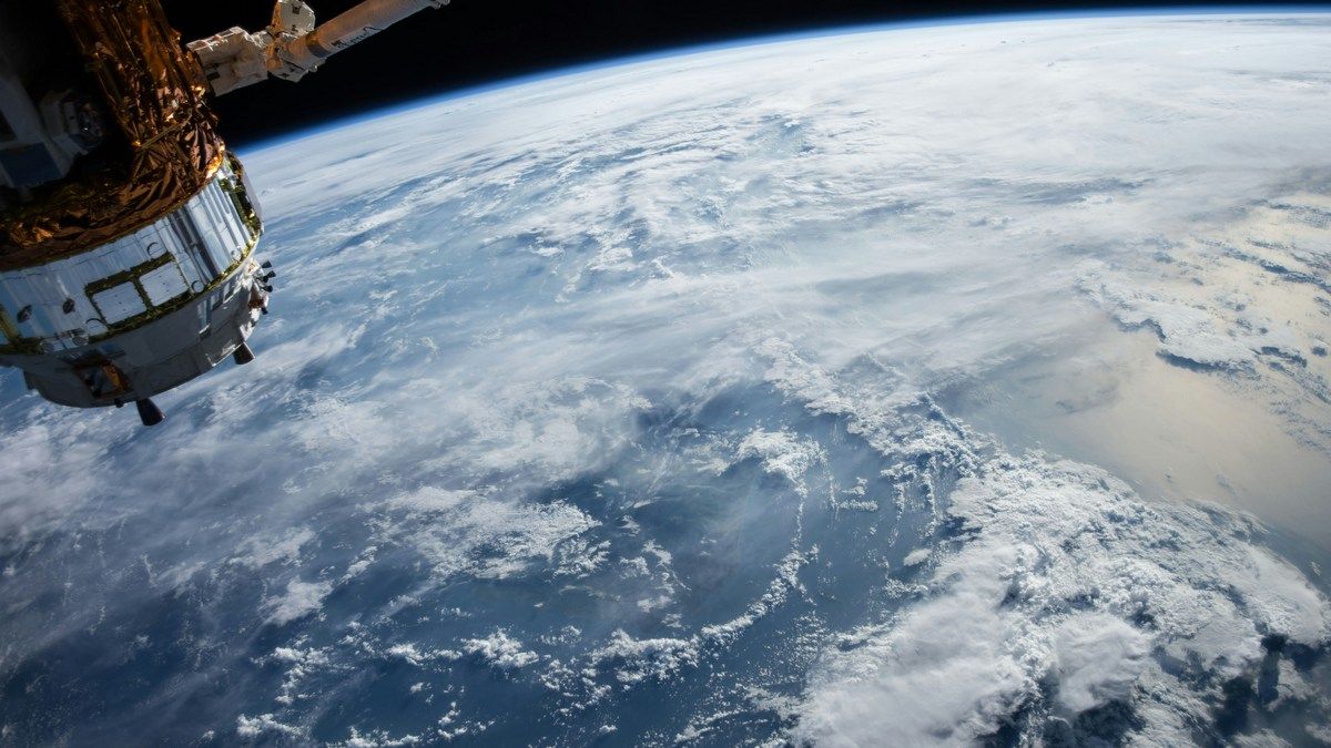 Селфі з супутника показує пошкодження, спричинені загадковим зіткненням Селфі з супутника показує пошкодження, спричинені загадковим зіткненням