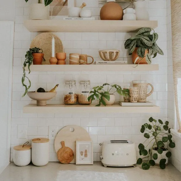 відкриті стелажі на кухні відкриті стелажі на кухні