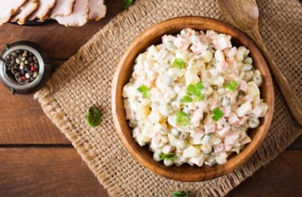 Чи потрібно додавати сіль в салат "Олів'є" Чи потрібно додавати сіль в салат "Олів'є"