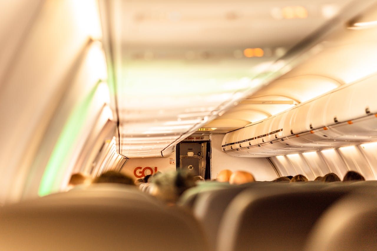 Чому бортпровідники не допомагають з валізами Чому бортпровідники не допомагають з валізами