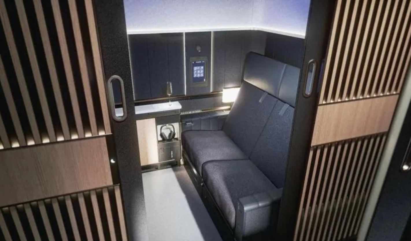 Велика авіакомпанія відкрила "кабіну для обіймів" Велика авіакомпанія відкрила "кабіну для обіймів"