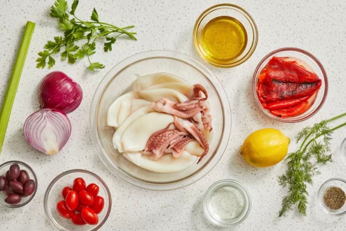 Нетипичный салат с кальмарами и кукурузой Нетипичный салат с кальмарами и кукурузой