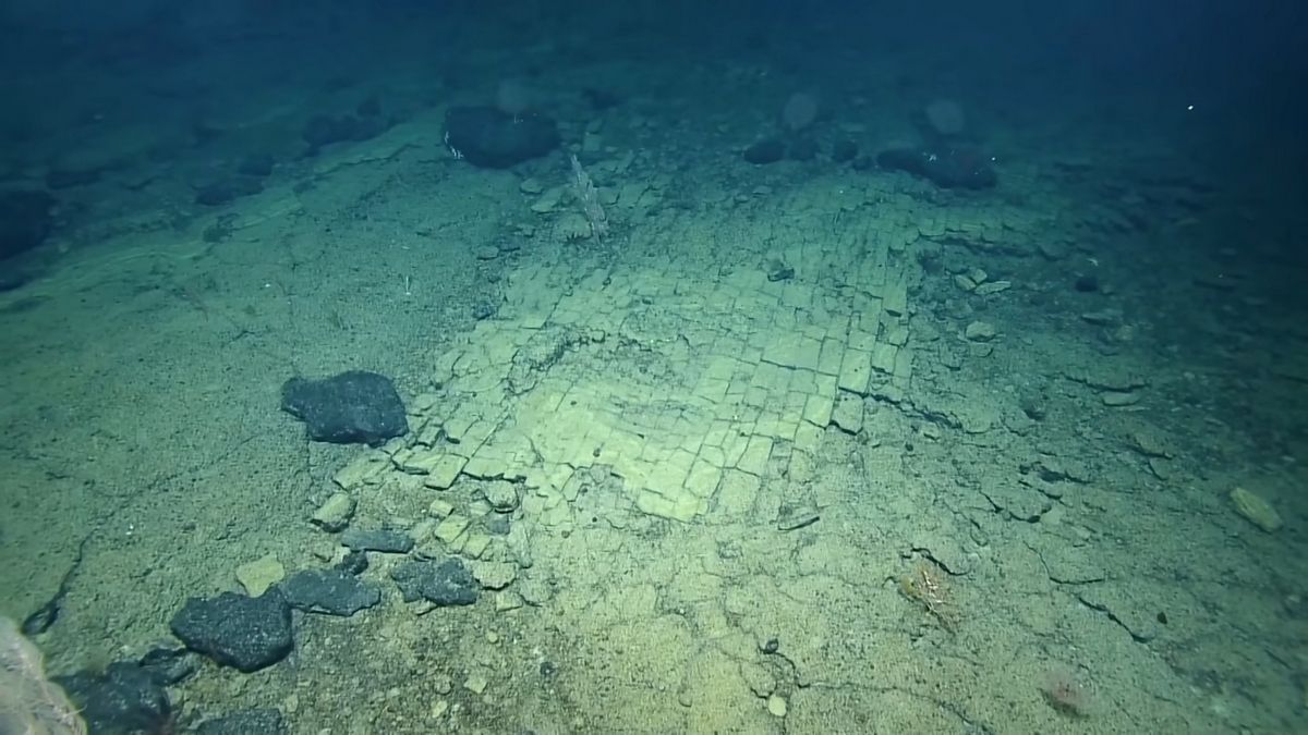 Дослідники знайшли на дні океану вулканічну породу, схожу на акуратні цеглини Дослідники знайшли на дні океану вулканічну породу, схожу на акуратні цеглини